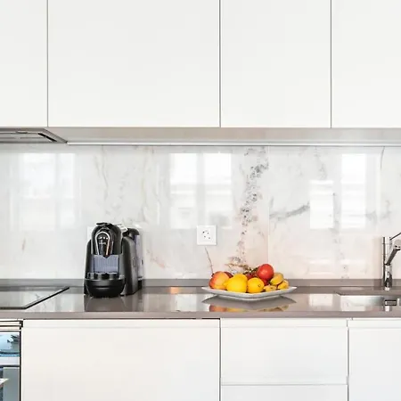 Apartment Plum Guide - Solar Fuchsia *